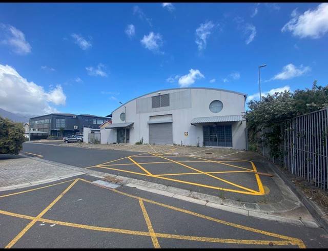1,111M² WAREHOUSE TO LET IN PAARDEN EILAND